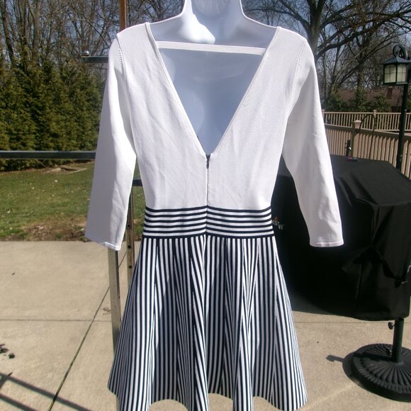 NWOT GUESS WHITE AND BLACK STRIPED SWEATER DRESS L - Picture 2 of 2